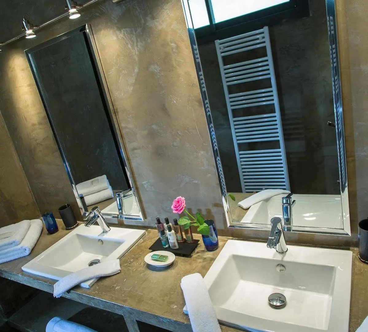 Be Loft B&B Pool&Spa Avignon 2*,
